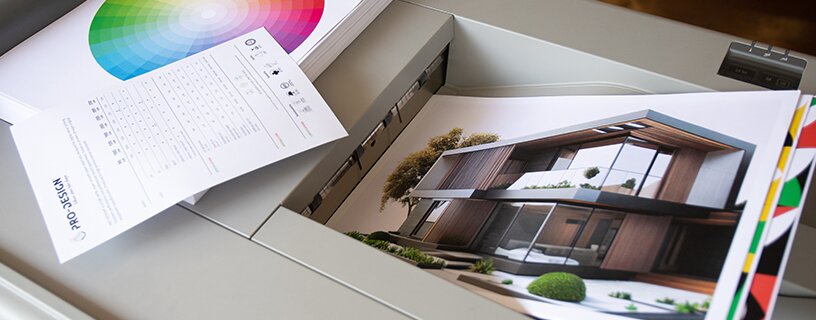 Pro-Design Farbausdruck im A3-Format im Ausgabefach des Druckers