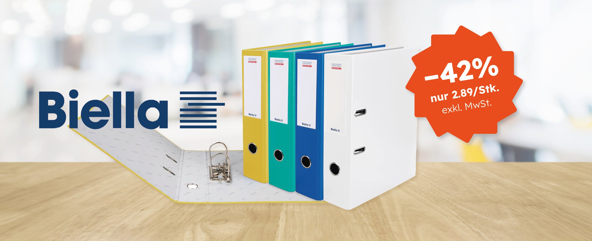 Biella Bundesordner in Reihe auf Schreibtisch, einer davon aufgeschlagen
