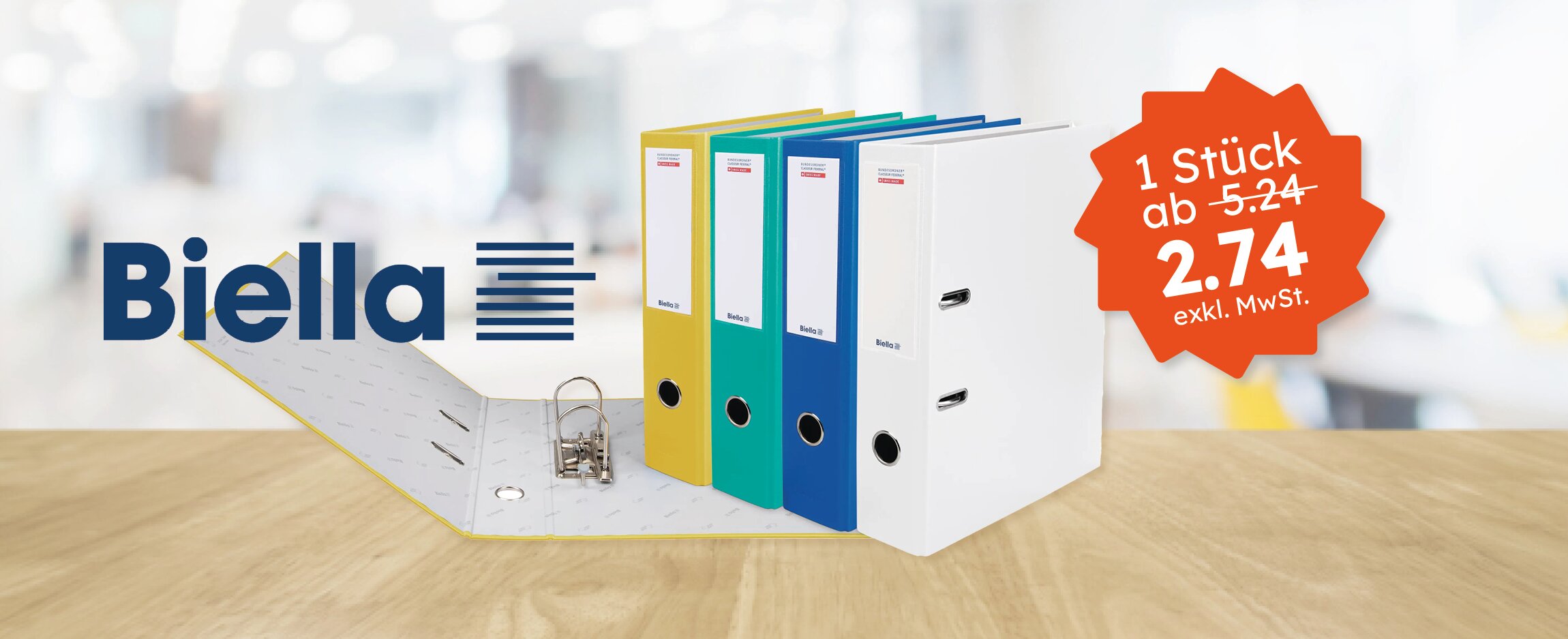 Biella Bundesordner in Reihe auf Schreibtisch, einer davon aufgeschlagen