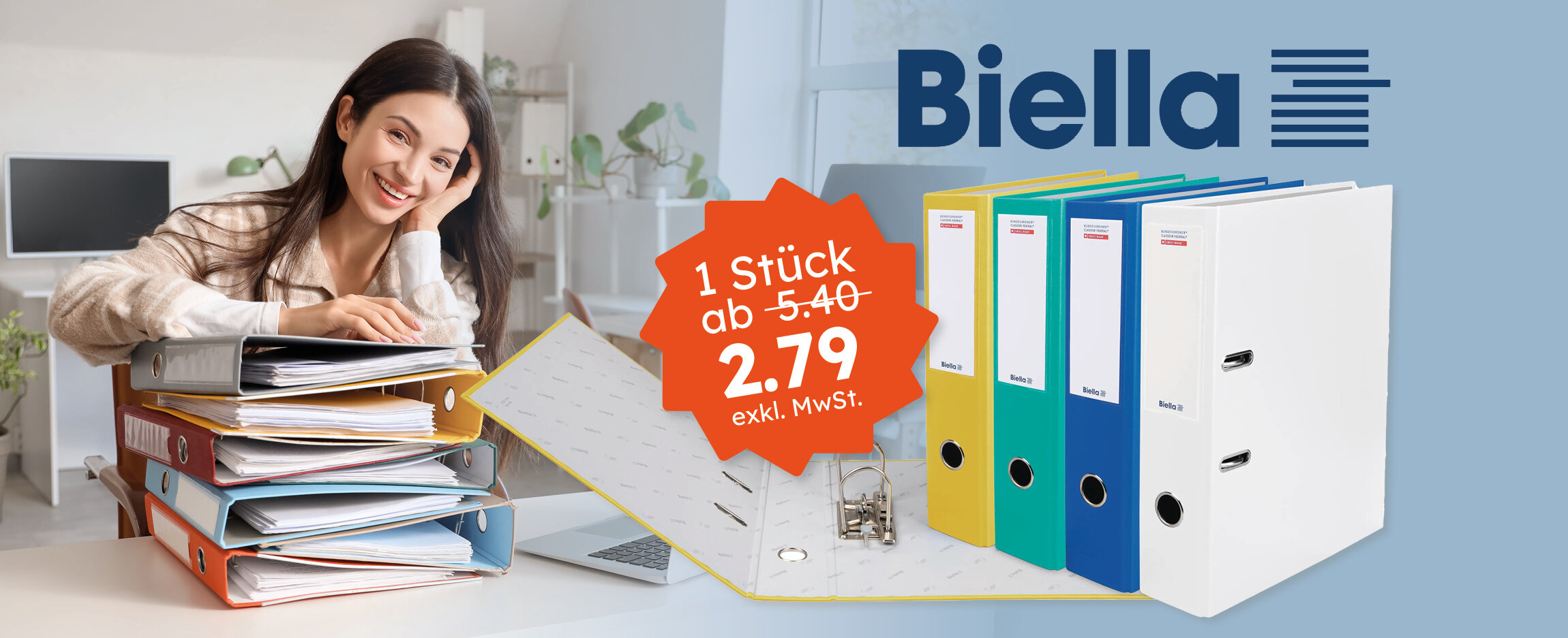 Biella Bundesordner in Reihe auf Schreibtisch, einer davon aufgeschlagen